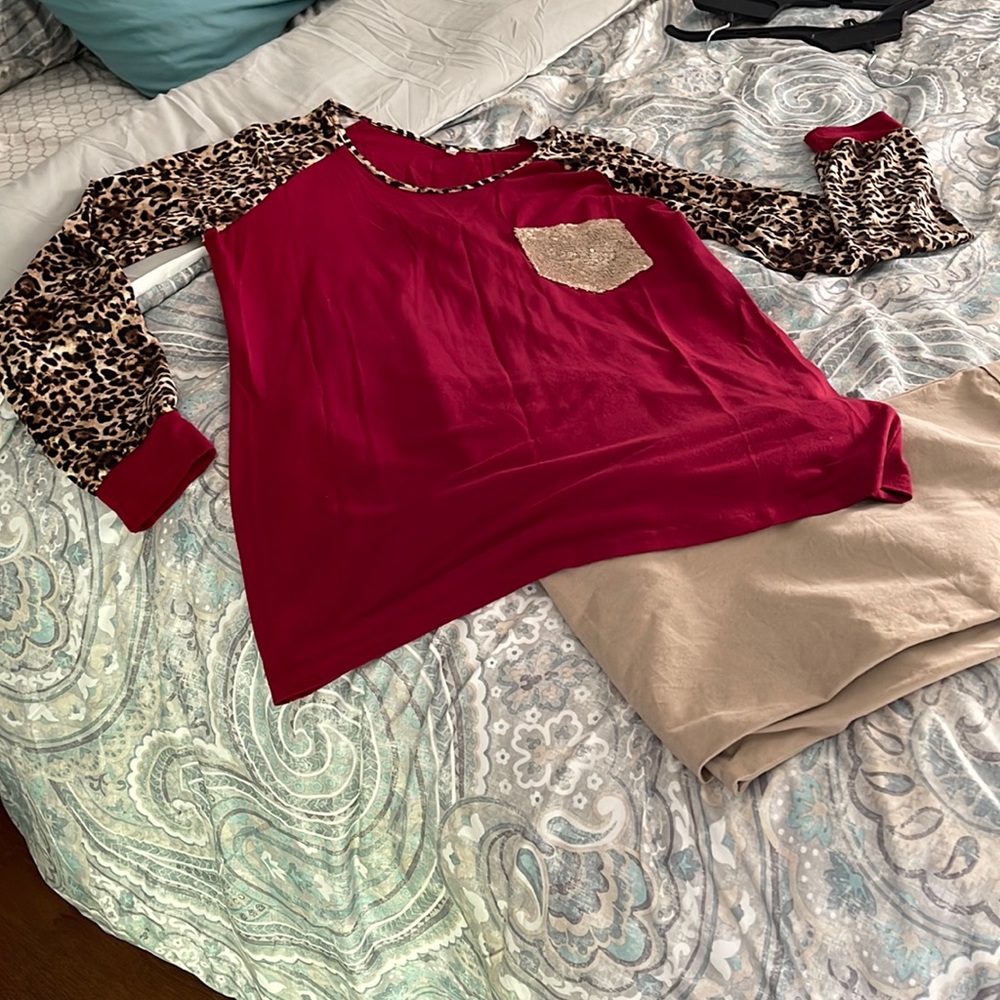Adorable leopard printed sleeves, fold sequin pocket/burgundy/dark red bodice